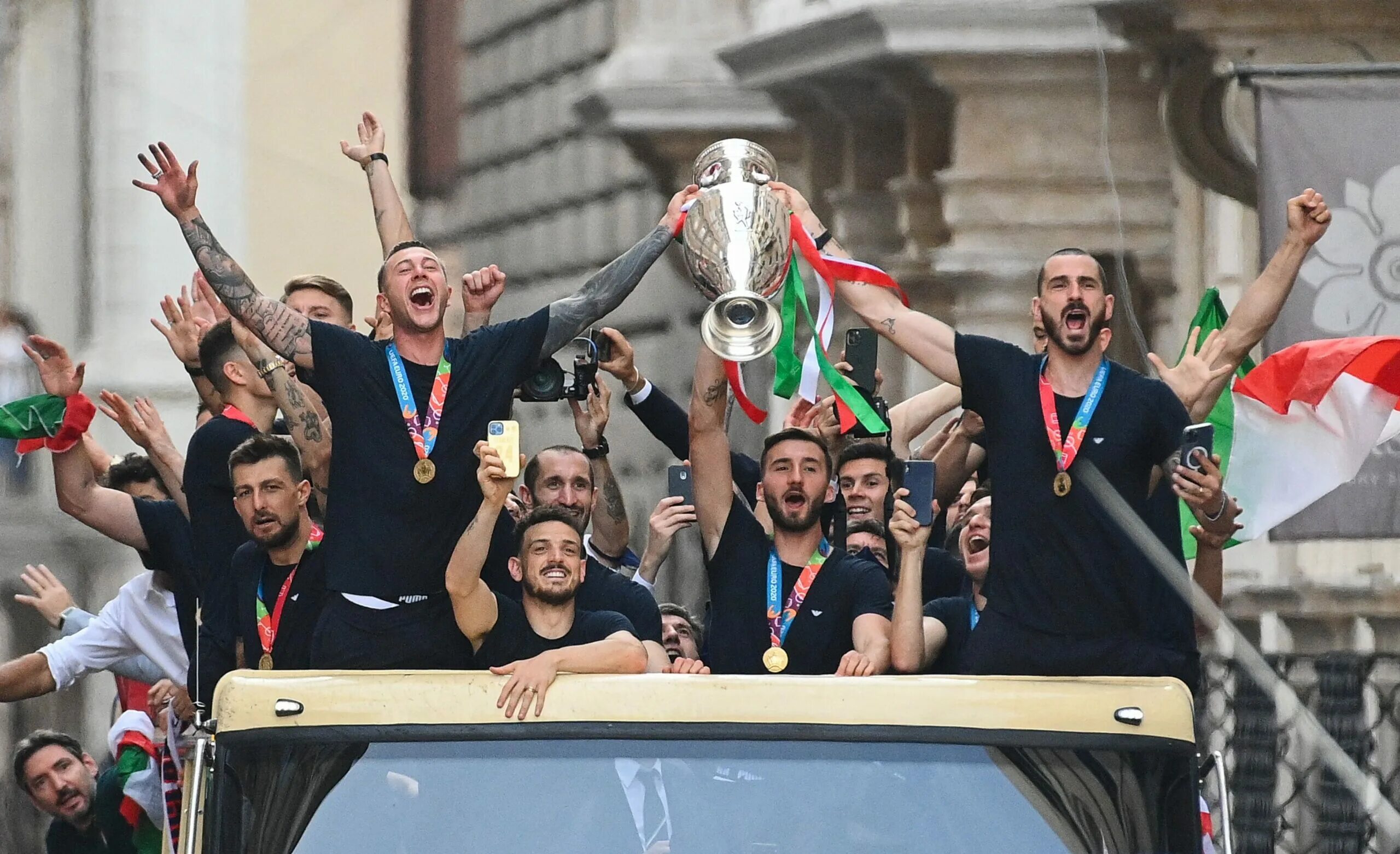 Италия чемпионы сколько раз. Италия чемпион Европы 2020. Чемпионский парад сборной Италии. Сборная Италии победа. Евро 2020 победитель.