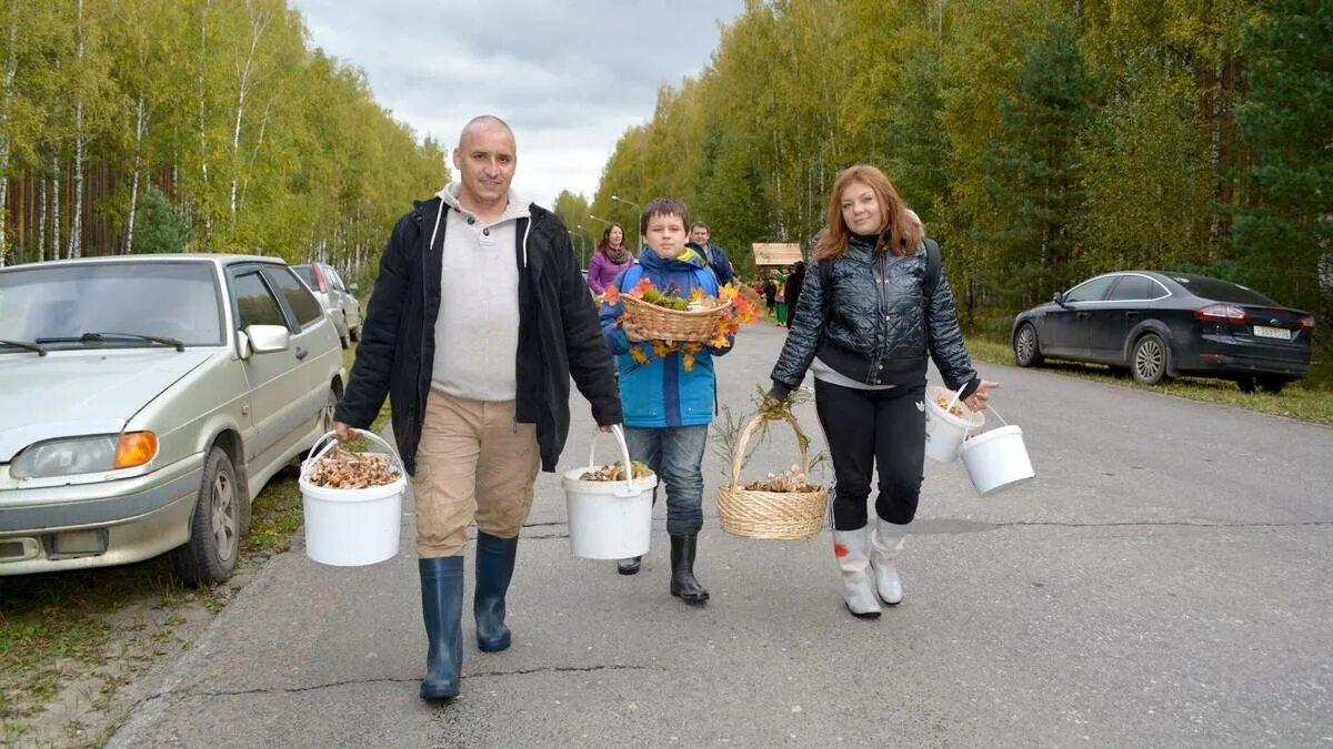 В семье сидоровых жена. В резиновых сапогах за грибами. Конкурсы с грибами на улице. Дедушка в резиновых сапогах.