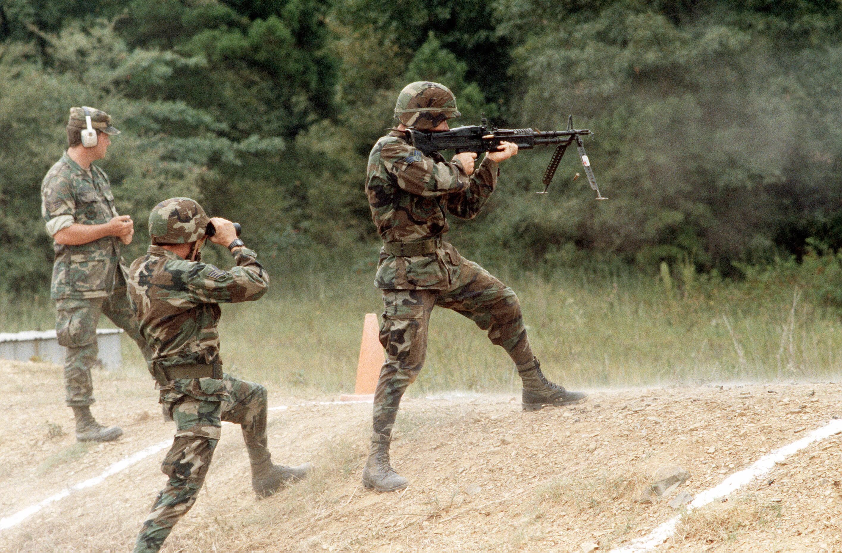 Gun fight. Американский пулемет м60. М60 пулемет. Пулемёт м 60 США. М60 пулемет Калибр.