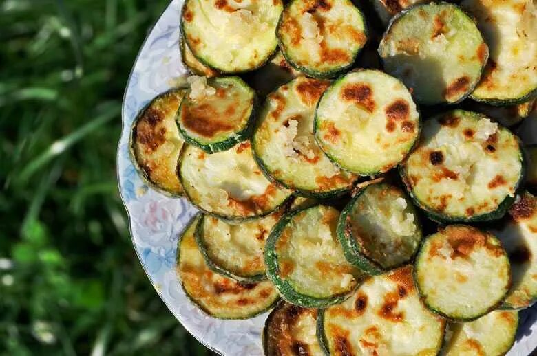 Жареные кабачки с майонезом. Жареные кабачки кружочками калорийность. Жареные кабачки кружочками на сковороде. Кабачки жареные на сковороде. Жареные кабачки кружочками.