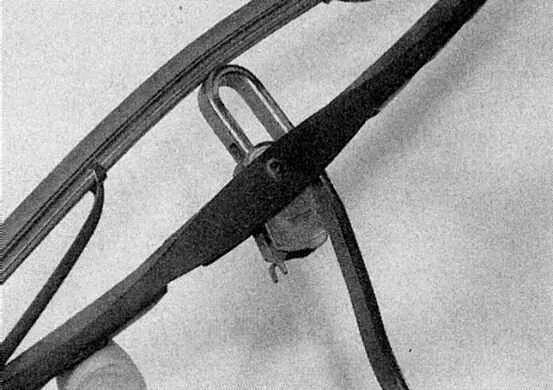 Как заменить щетки рено логан Replacing the windshield wiper blades (Renault Megan 2, 2002-2009, petrol) "Us