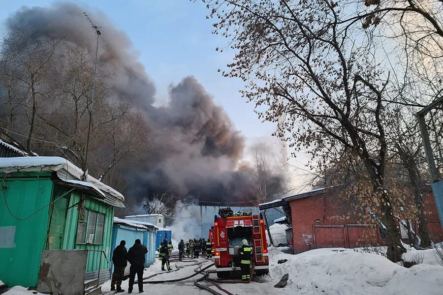 Что горит на варшавке сейчас. Пожар на ангаре. пожар на варшавке вчера в москве. пожар на варшавском шоссе вчера. пожар в бронницах.