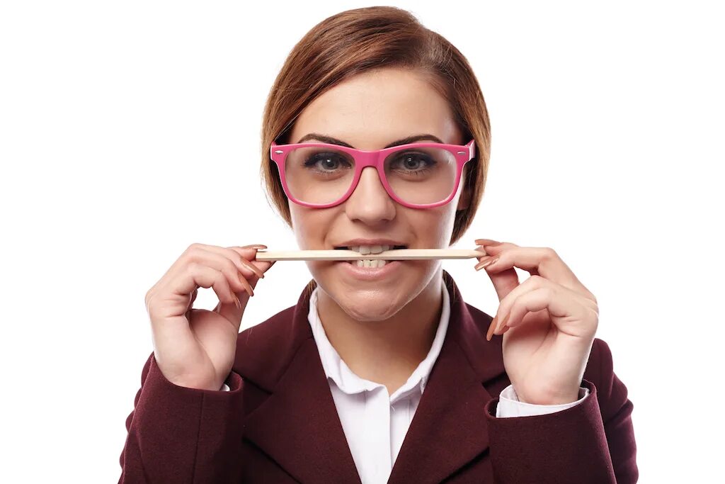 Дикция. Человек дикция. Зуб карандашом. Дикция. Девушка эмоции.