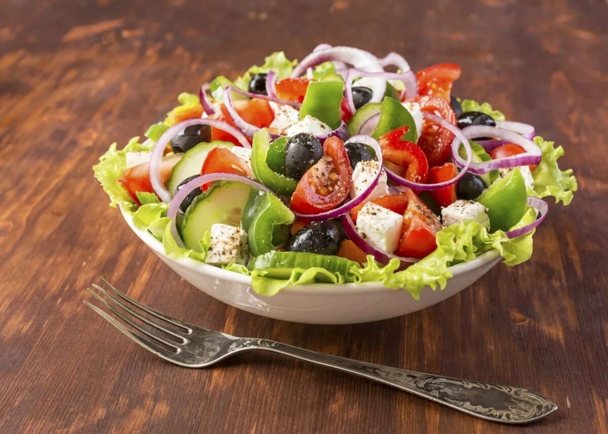 Салат цыпочках. Греческий Salatasi. Греческий салат с фетаксой и маслинами. Салат овощной «Мономах». Овощной салат классический.