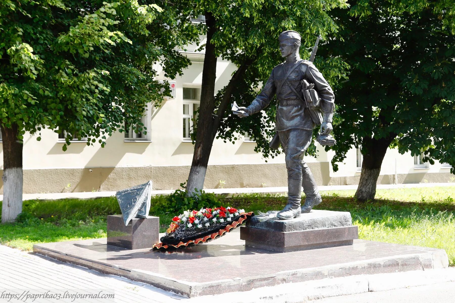 Памятник фронтовому почтальону в Воронеже. Памятник военному почтальону в Воронеже. Военные памятники Воронежа. Памятники Великой Отечественной войны в Воронеже.