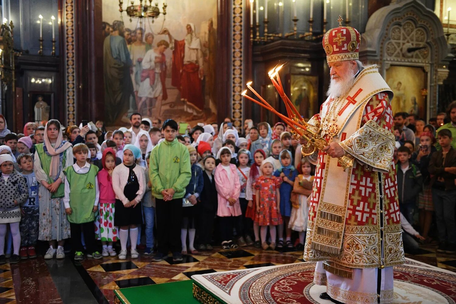 Православные храмы детям. Патриаршая служба в храме Христа Спасителя. Пасхальная служба в храме Федосеевки. Дети в храме. Дети на службе в храме.