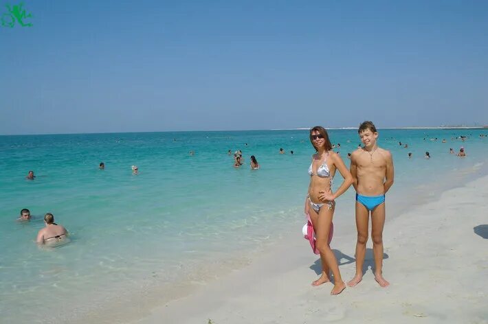 Можно ли купаться в феврале в оаэ. Дубай люди. Дубай пальма джумейра атлантис. Дубай пляж люди. Палм джумейра атлантис.