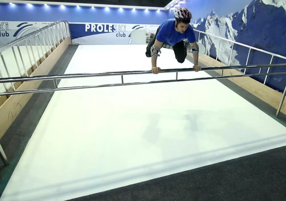 Бесконечный склон. Горнолыжный тренажер skytec. Горнолыжный тренажер пролески. Искусственный склон для сноуборда. Горнолыжный симулятор.