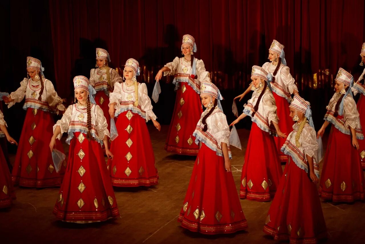 Хороводные народные песни названия. Русско народная песня текст. Картина хоровод девушек. Жанры русских народных песен хороводные. Русский народный хоровод.