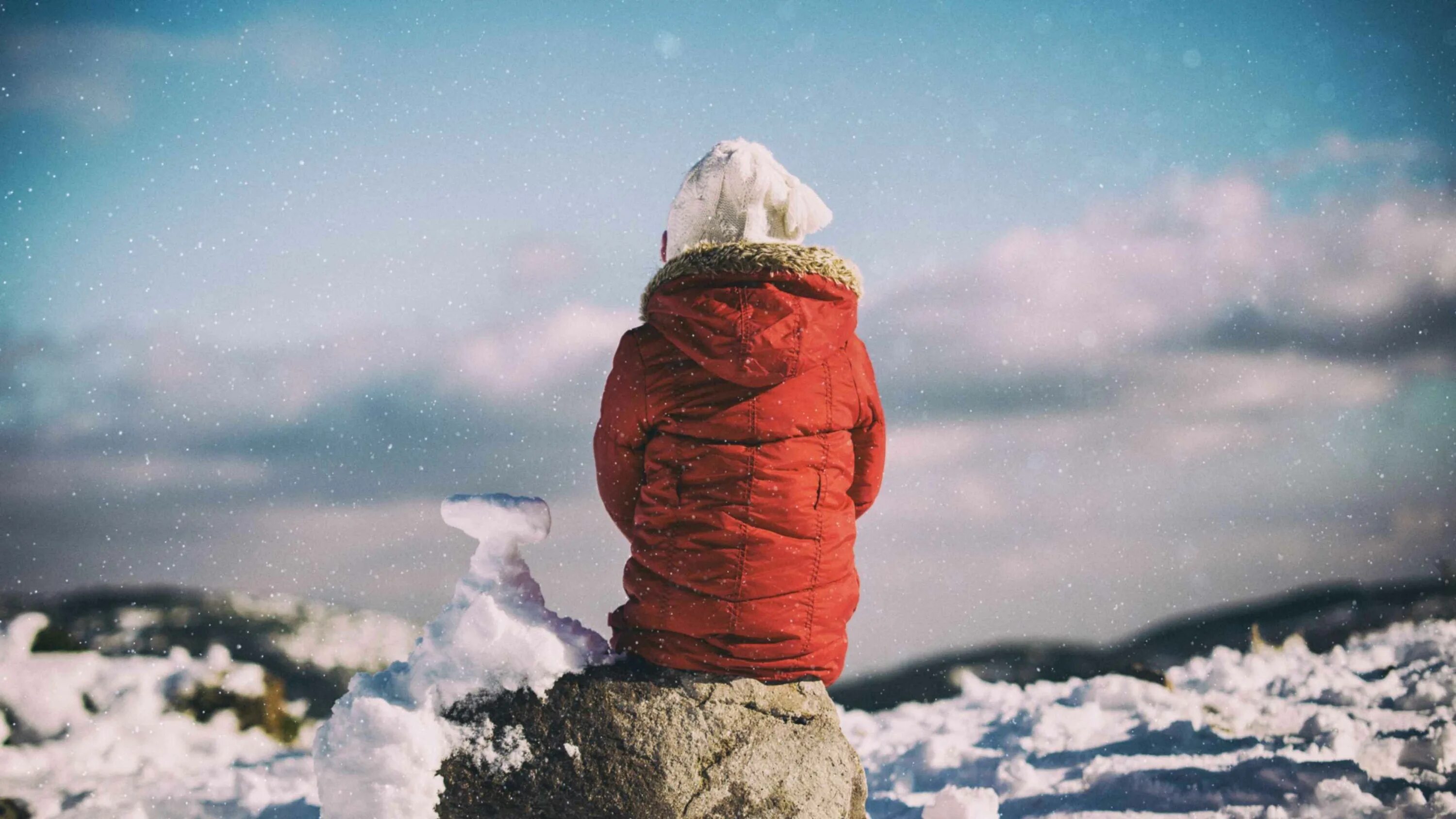Девушка под снегом. Человек без шапки зимой. Душевная зима. Счастливая девушка зима. Первый снег дети.