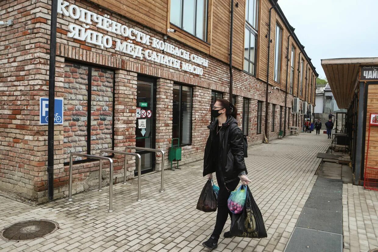 В городе живет 260000 жителей
