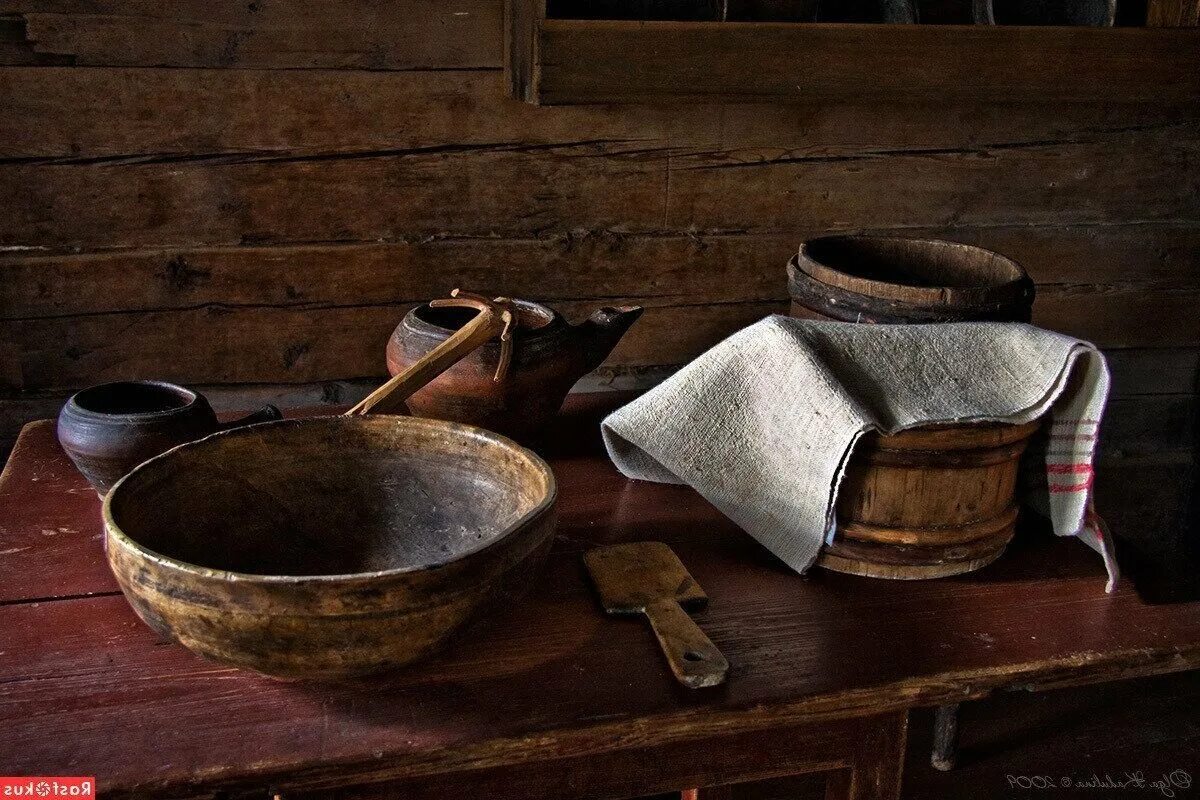 Посуда Крестьянская изба 17 век Россия. Старинная утварь. Старинная кухонная утварь. Старая деревянная посуда.