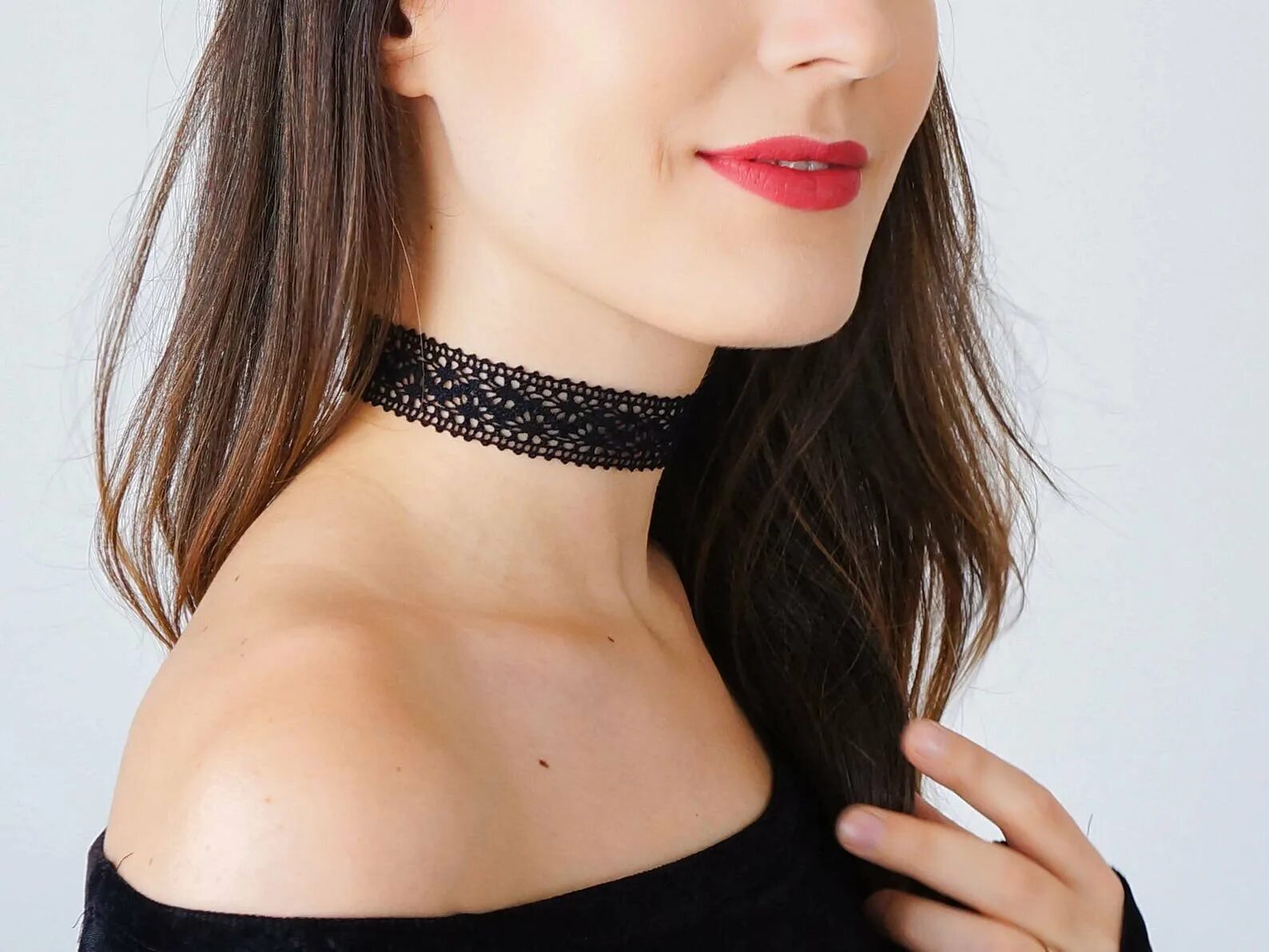 На моей шее чокер целую ноги. Чокеры 2025. чокер 2025 тренд. колье &quot;choker vesna&quot;. чокер на шею женский.