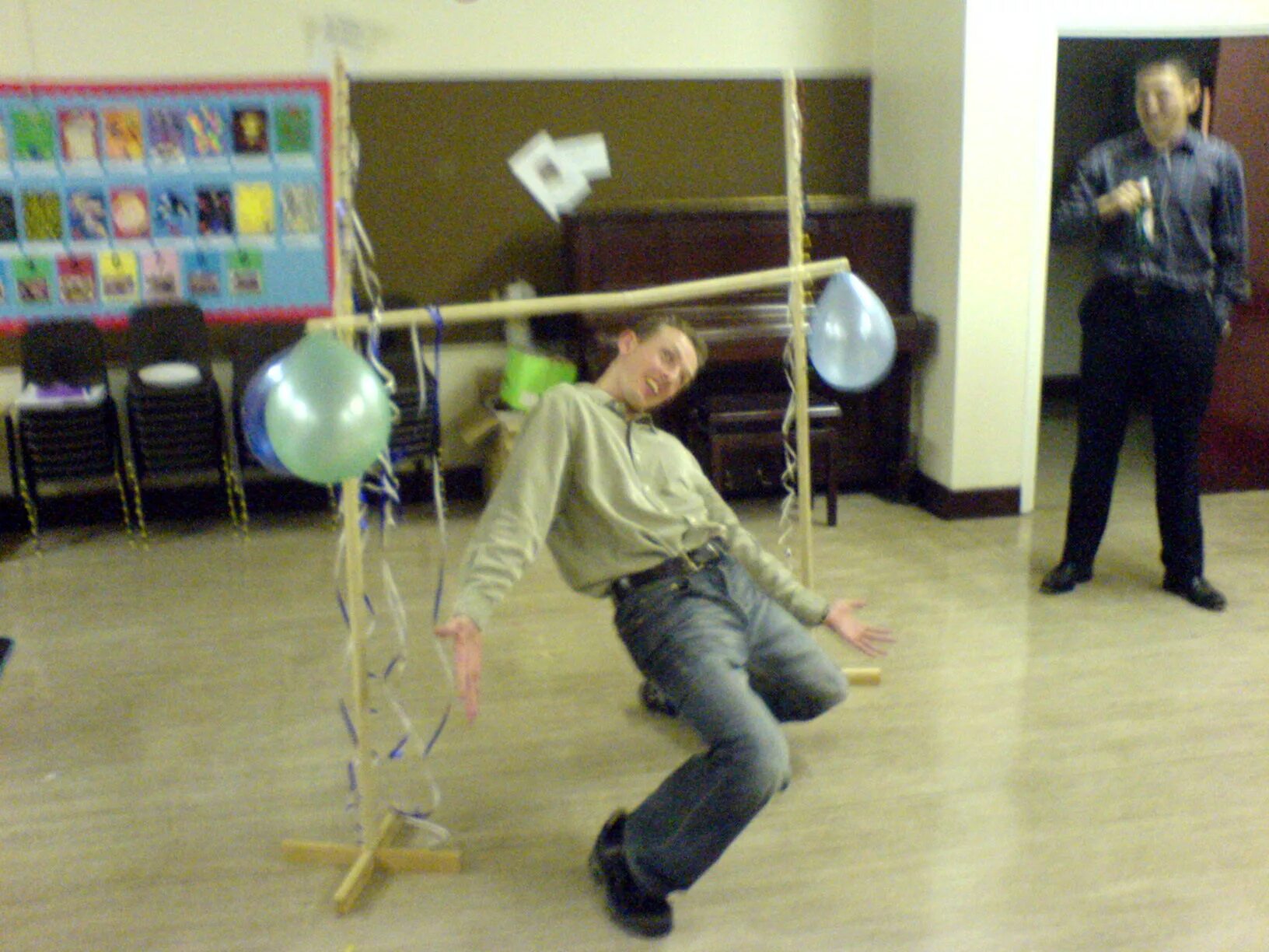 Конкурс лимбо гавайи. Игры на пляже. Копье из дерева. Пройти палка. Пройти палка.