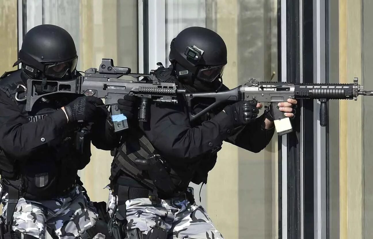 Swat kuwait. SWAT спецназ. GIGN SWAT. Спецназ США SWAT. GIGN спецназ Франции.