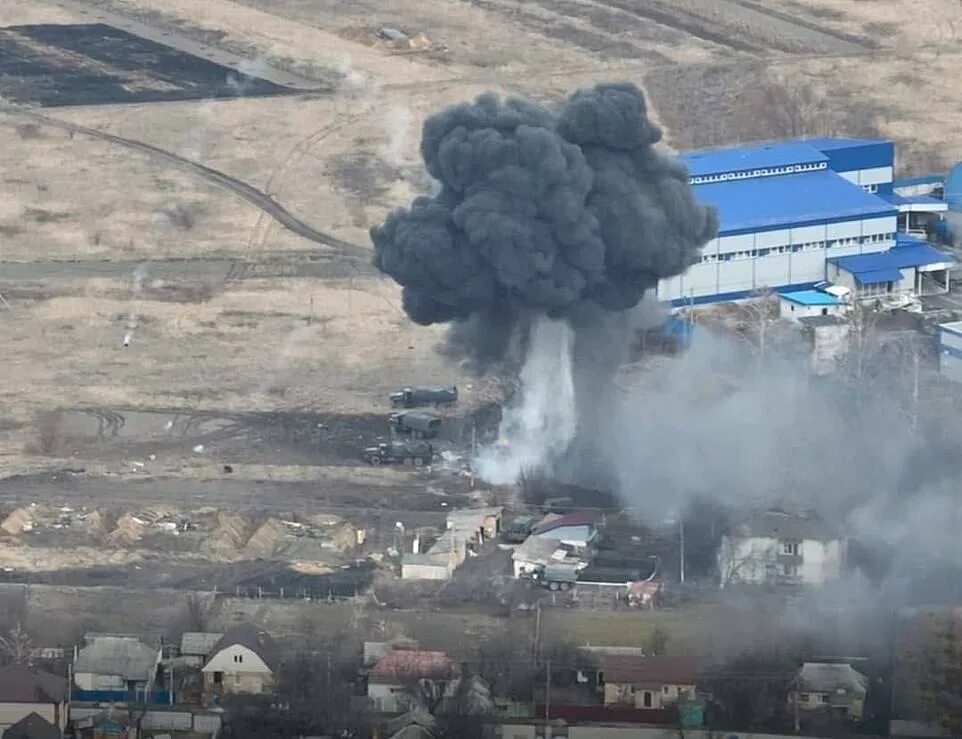 Горящий самолет. Взрыв ракеты.