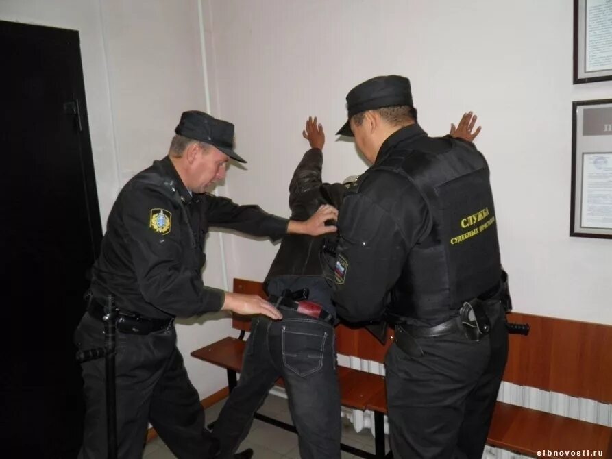 Допрос досмотр. Полицейский досмотр. задержание сотрудниками полиции. наружный досмотр.