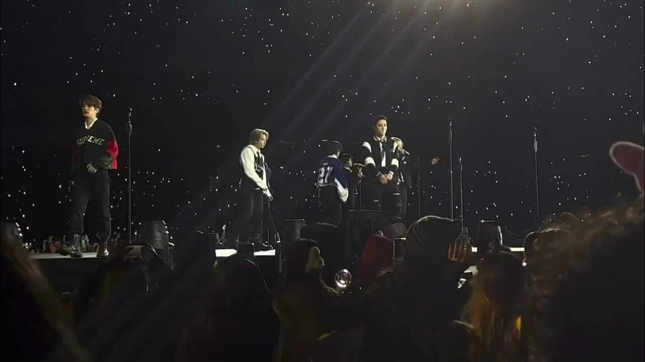 Lonely street stray kids. Lonely st stray kids обложка. Песня lonely st stray kids текст перевод. Lonely st stray kids перевод. Stray kids freeze обложка.