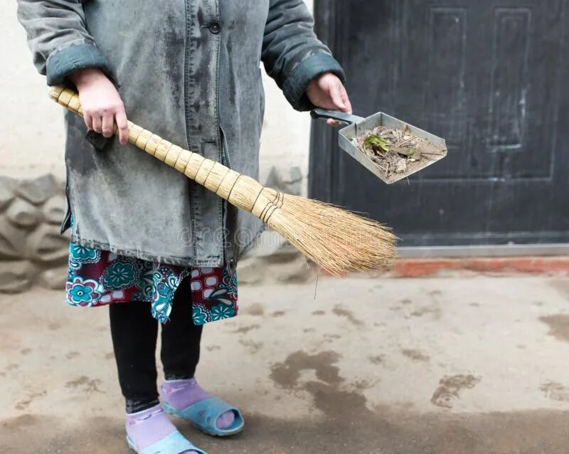 Сон подметать в чужом доме. Женщина подметает. Подметает веником. Женщина подметает веником. Веник подметать.