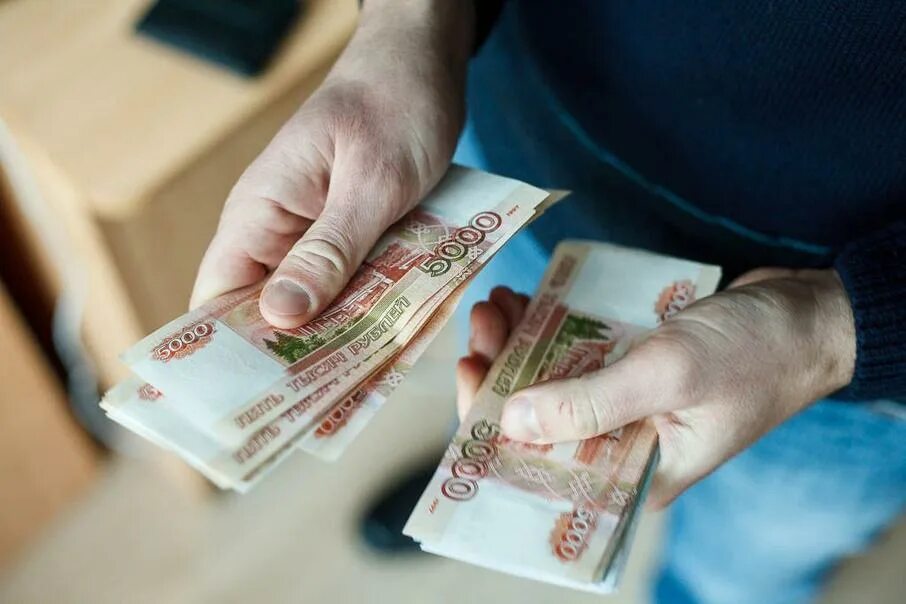 Миллион рублей. Деньги в мужских руках. Мужчина с деньгами в руках. Незаконное отмывание денег. 500 миллионов рублей.