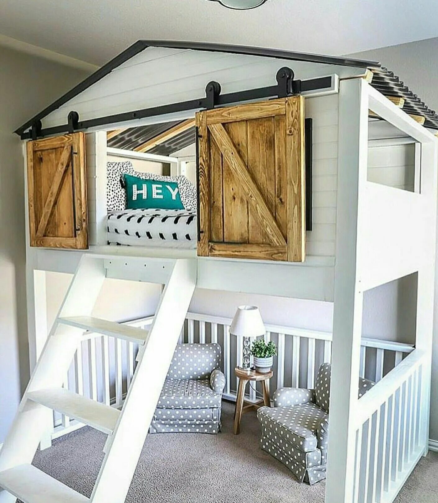 Кровать дом взрослая. Кровать-домик Nest Loft. Кровать домик для детей. Кровать с домиком наверху. Двухъярусная кровать домик для детей.