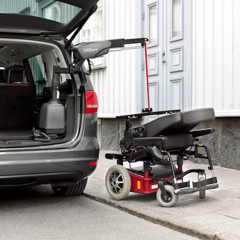Какая машина для инвалидов. Автомобиль для инвалидов. Подъемник для инвалидов в автомобиль. Выдвижное кресло в автомобиль для инвалидов. Коляска для инвалидов автомобильная.