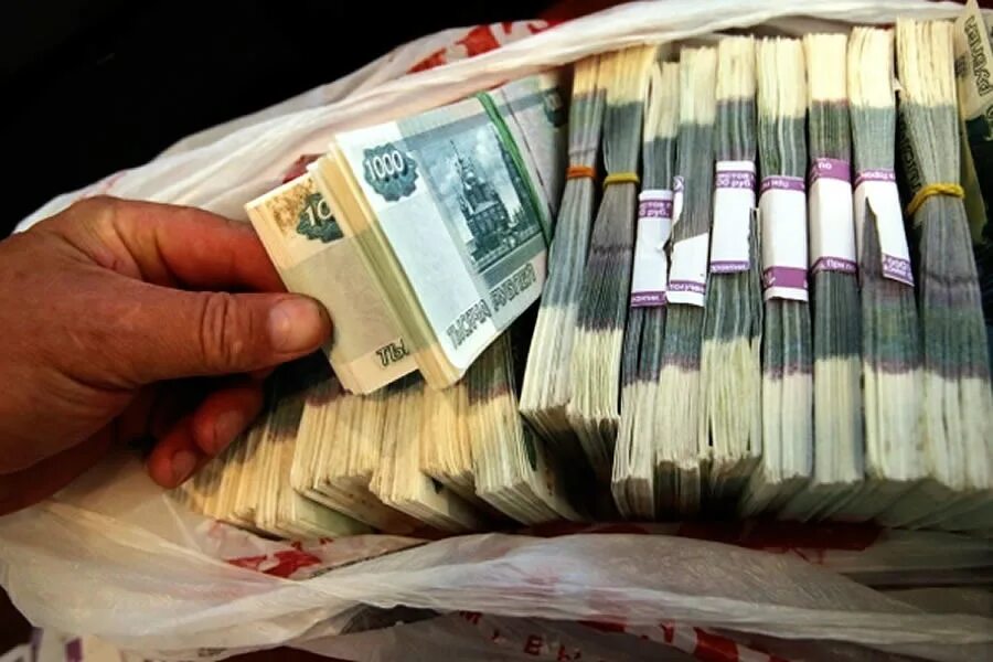 пачка денег в руках. пачка денег. особо крупный размер взятки. деньги микрозайм. пачка денег в руках.