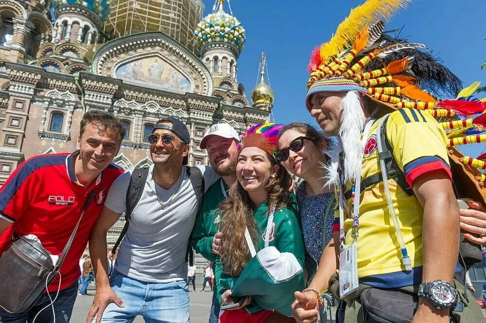 Туристы в Санкт-Петербурге. Иностранные туристы. Туристы в России. Иностранцы в Питере. Туристические группы по россии