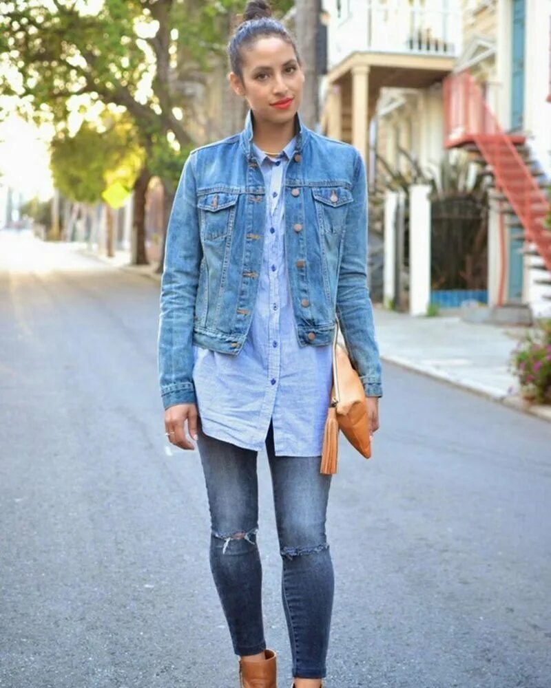 Что одеть под джинсовую. Джинсовая куртка стрит стайл. Стильные джинсы. Обувь под джинсы женские. Модные лок с джинсовкой.