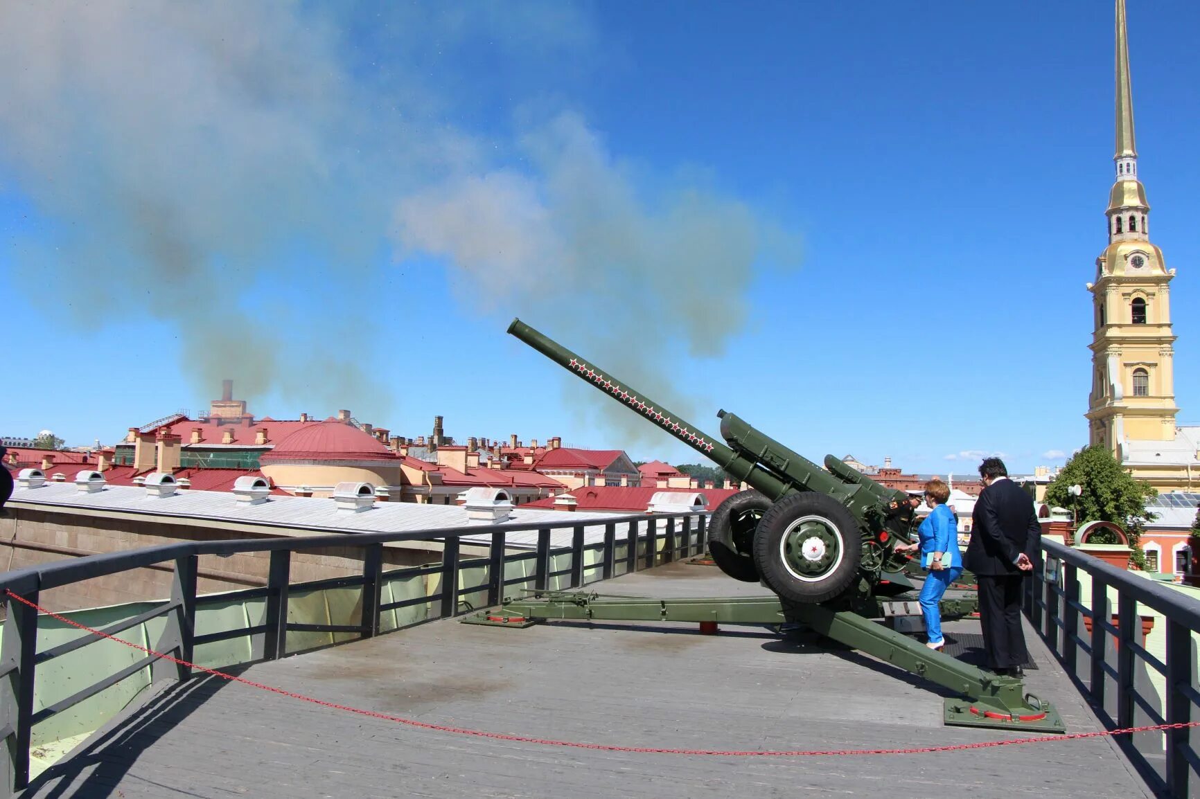 Во сколько стреляют в петропавловской. Пушки Петропавловской крепости в Санкт-Петербурге. Пушки с Нарышкина бастиона Петропавловской крепости. Полуденный выстрел в Санкт-Петербурге.