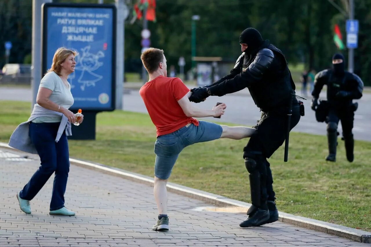 Кадры первых минут нападения. Драки с полицией в Белоруссии. Протесты в Белоруссии 2020. Беларусь стычки с полицией.