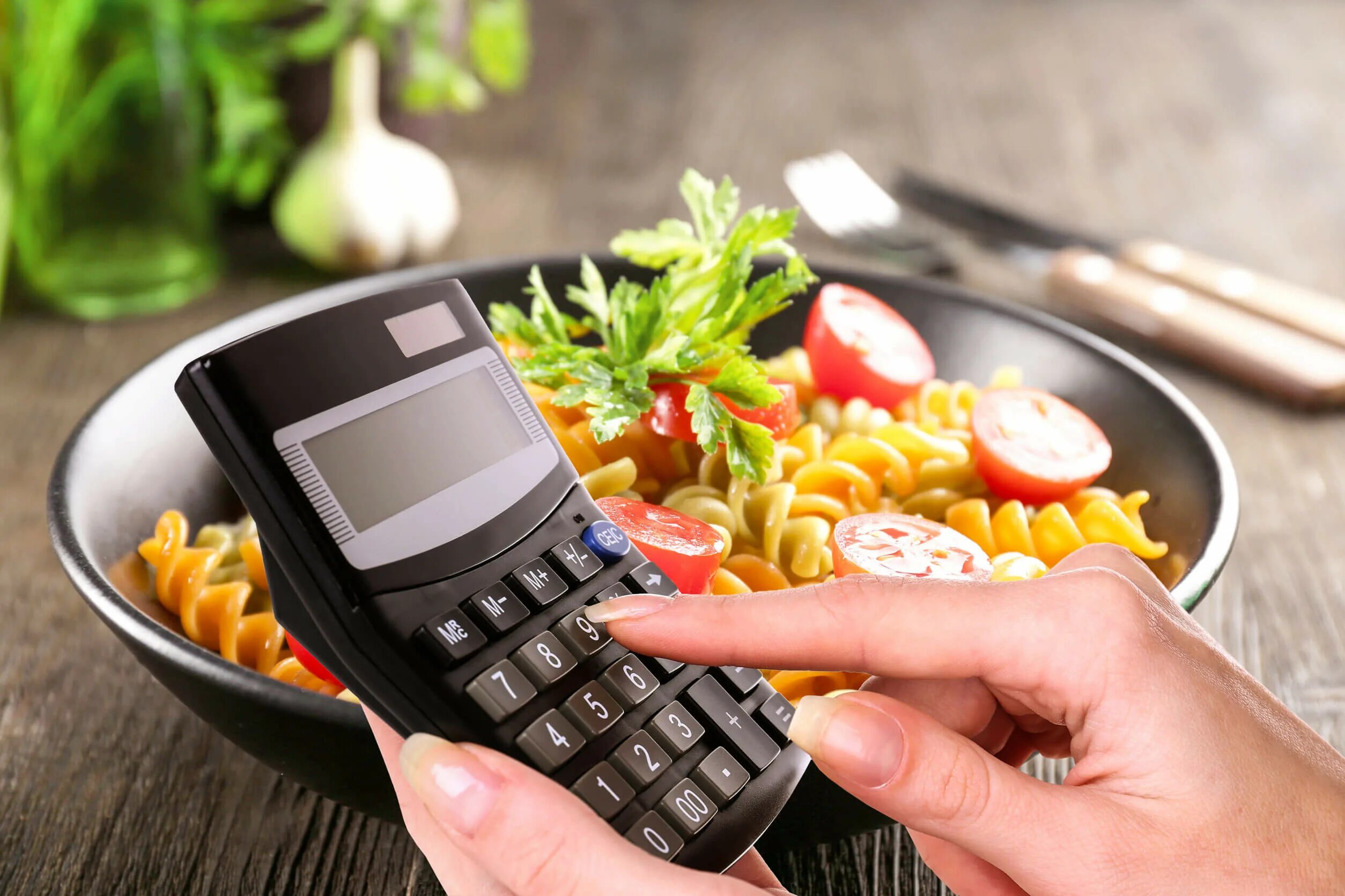 Калькулятор продуктов для похудения. Подсчет калорий. Калькулятор еды. Калькулятор и продукты. Потребление пищи.