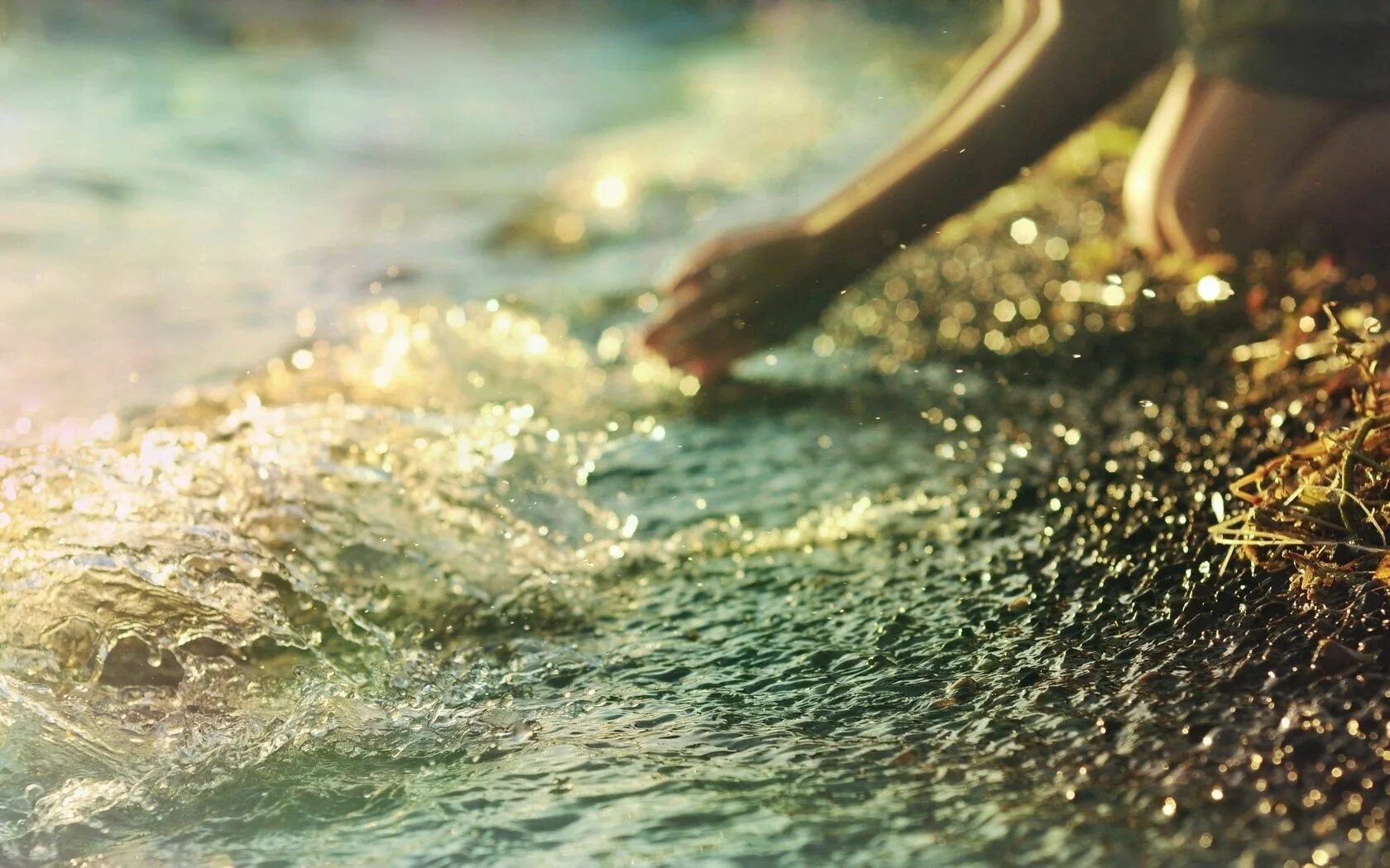 Брызги моря. Девушка в брызгах воды. Брызгаться водой. Солнце и вода. Вода есть блеск