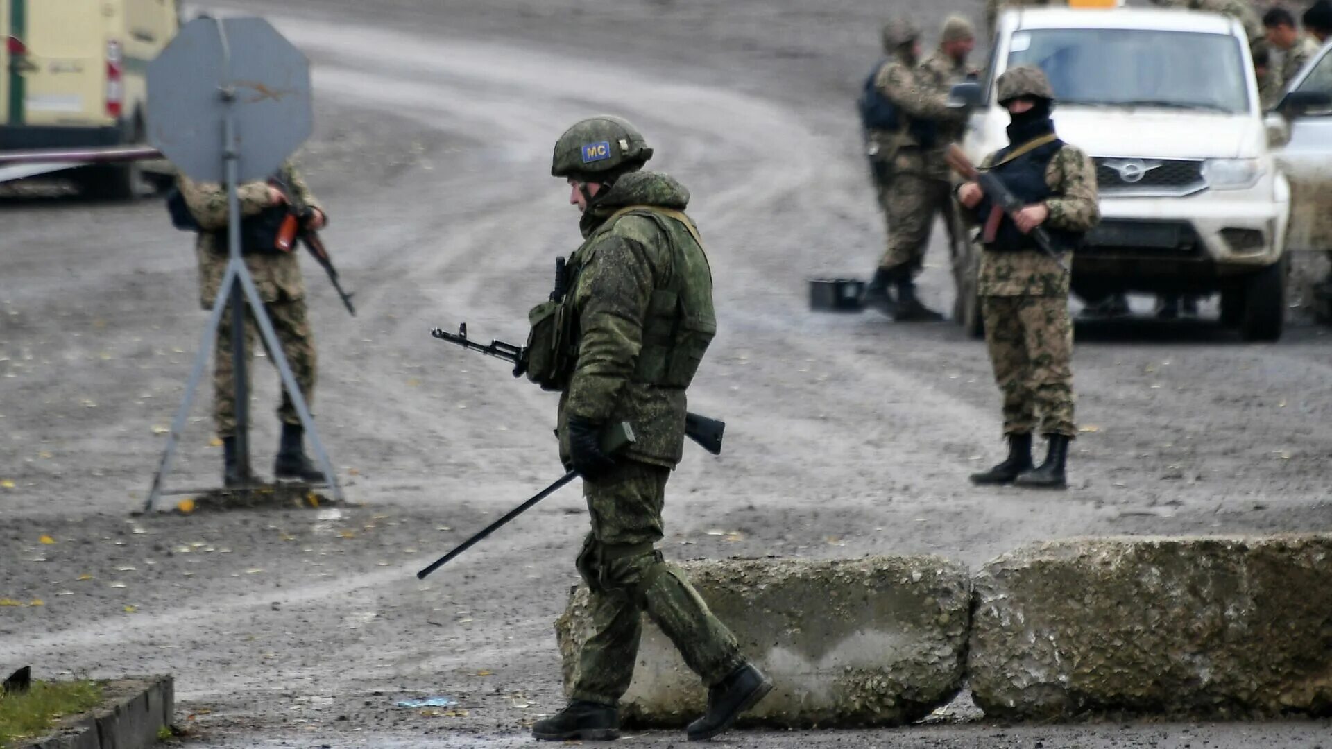 Блокпост оон. Блокпост в нагорном карабахе. миротворцы россии в нагорном карабахе 2025. блокпост миротворцев в нагорном карабахе. нагорный карабах миротворцы российские блокпост.