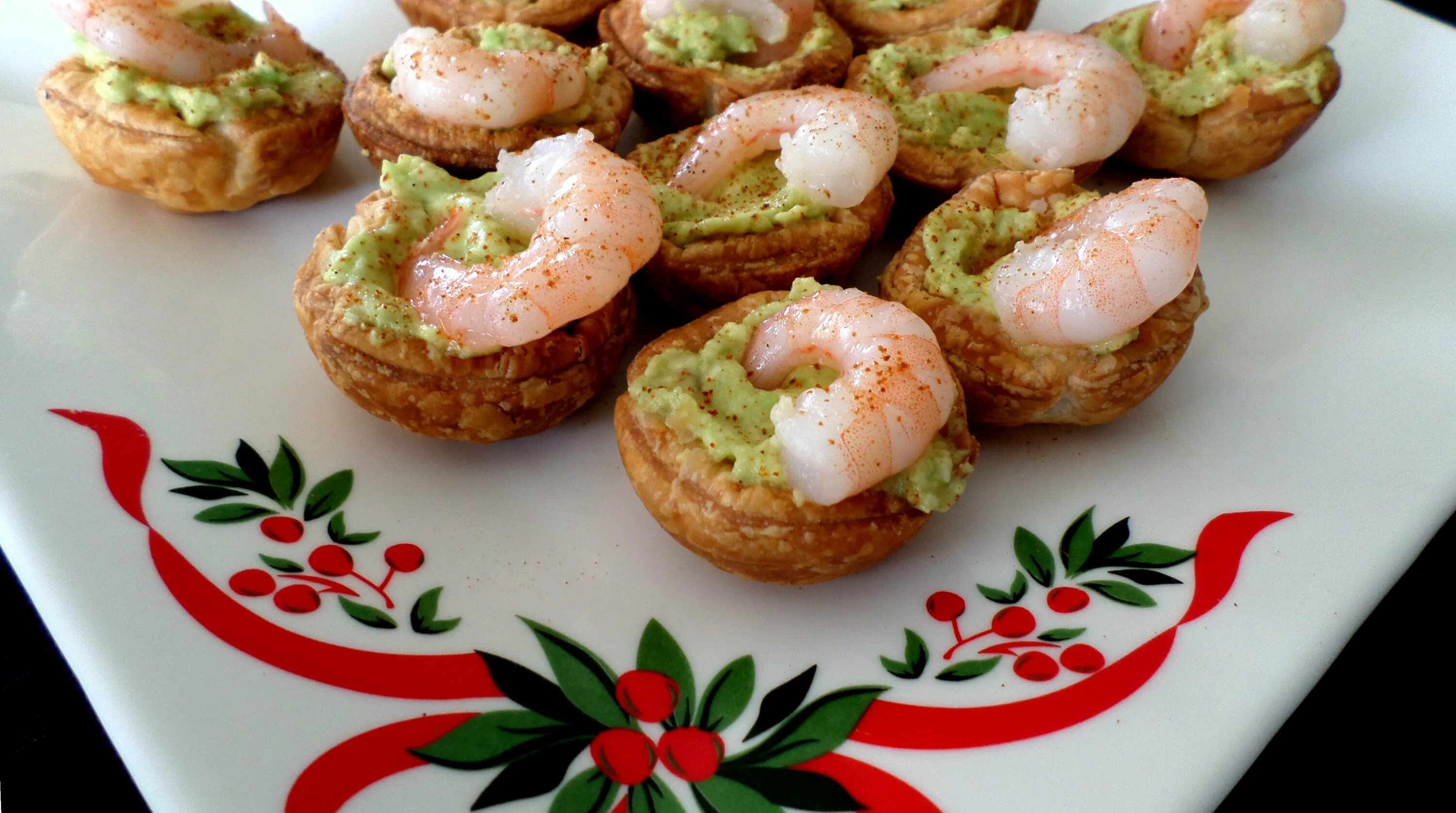 тарталетки с авокадо. тарталетки с авокадо и творожным сыром. закуска с авокадо и креветками в тарталетках. тарталетки с авокадо и красной икрой. креветки авокадо творожный сыр.