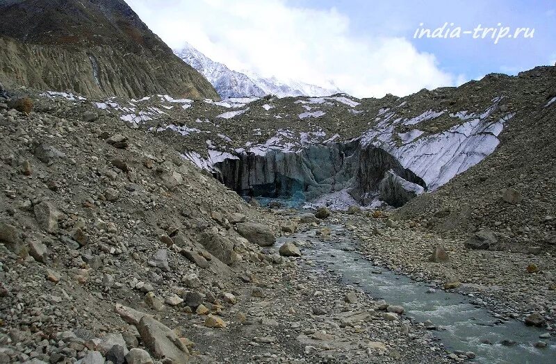 Реки берущие начало в гималаях. Исток реки Ганга в Гималаях. Индия горы Исток ганг. Ледник Гомукх Исток. Исток Ганги в Гималаях фото.