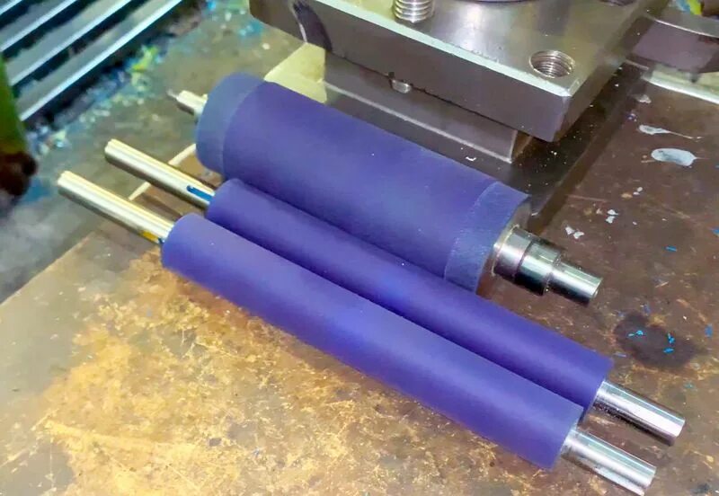 Гуммирование, обрезинивание. Оборудование для гуммирования валов полиуретаном. Полиуретан валы. Валы полиуретановые промышленные. Вал из полиуретана.