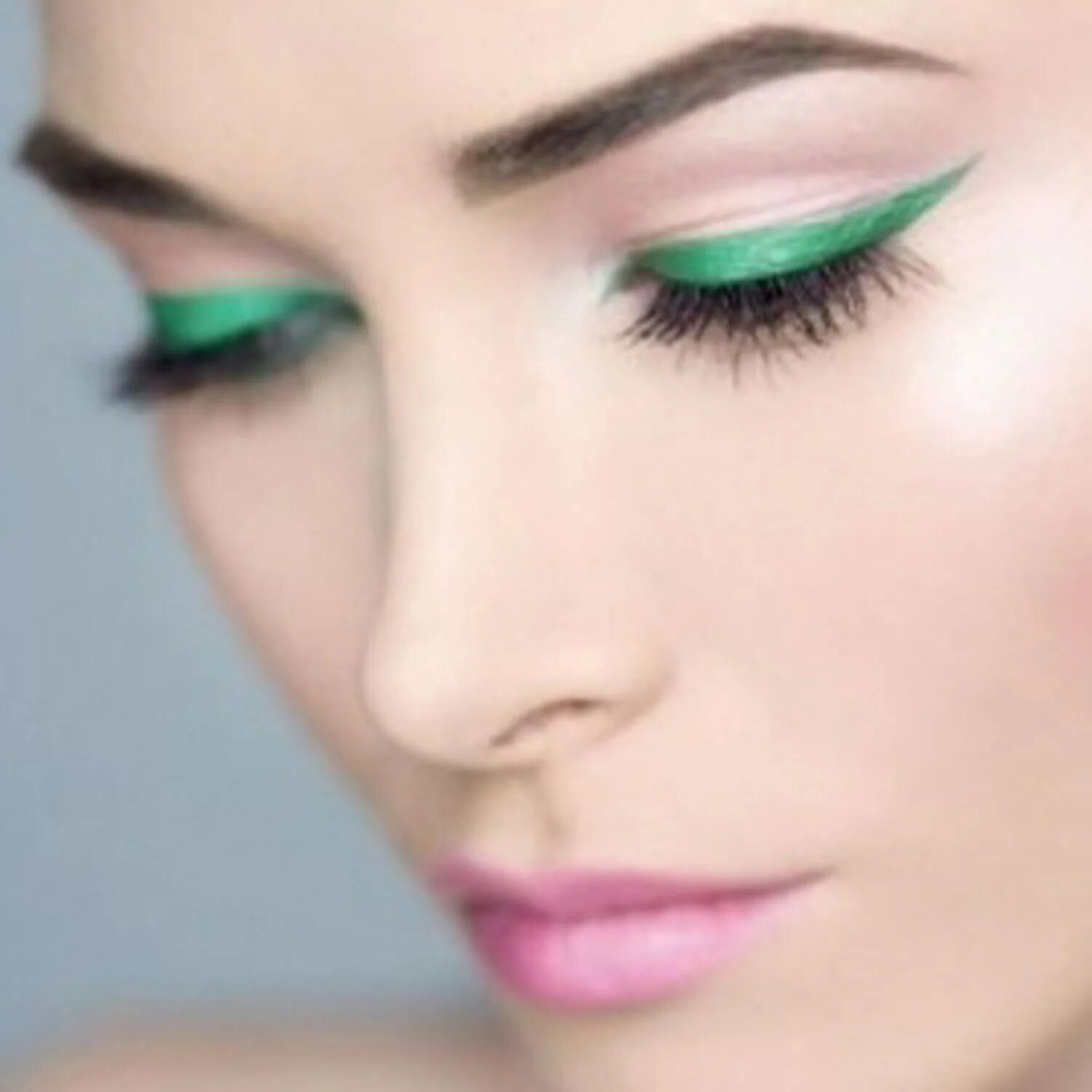Color eyeliner. Яркие стрелки макияж. Макияж с зелеными стрелками. Зеленые стрелки на глазах. Зеленые стрелки макияж.