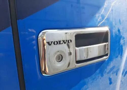 Дверь volvo fh. Накладки ручек Volvo FH. Накладки на ручки дверей Вольво ФШ 12. Ручка Volvo FH. Накладки на ручки Volvo fh12.