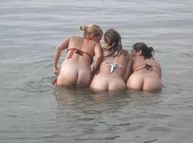 Голые жопы на море и природе - скачать порно