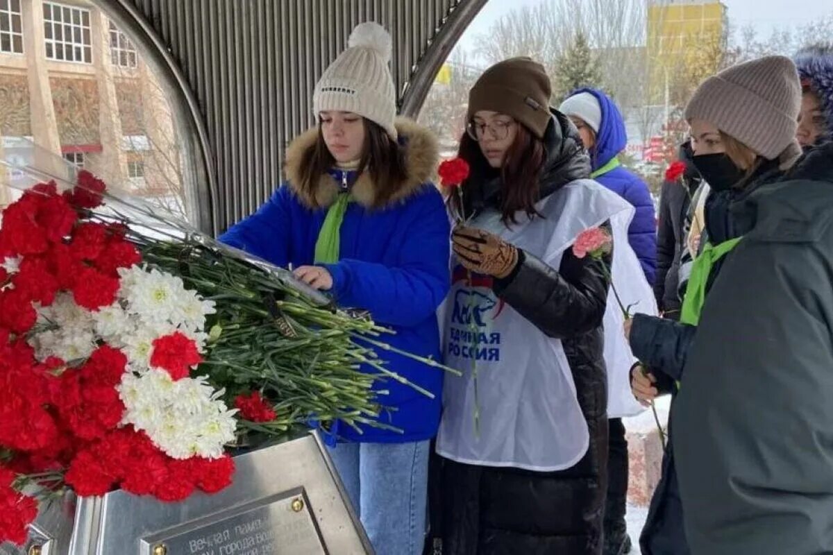 Памятная акция крокус. День воина интернационалиста. Возложение цветов к мемориалу. Возложение цветов к памятнику 22 февраля в Ростов на Дону. Акция возложение цветов к 23 февраля.