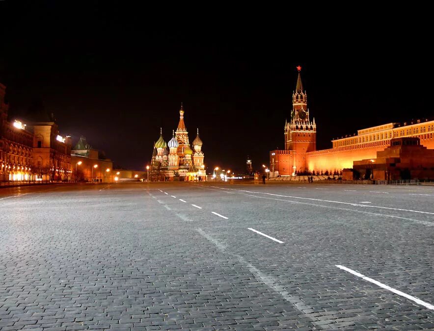 в москве что надо делать. в москве что надо делать. в москве что надо делать. туристы в кремле. в москве что надо делать.