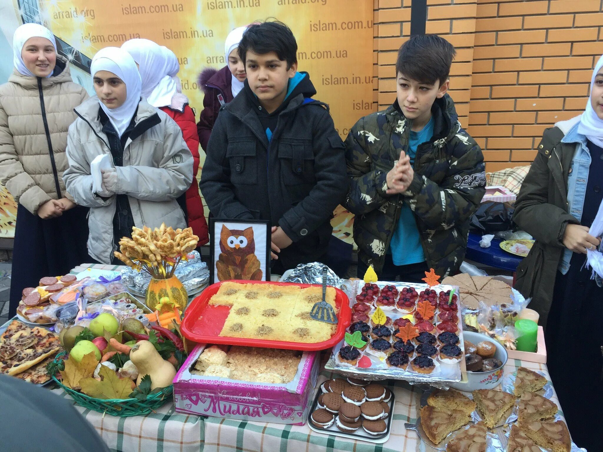 Выпечка на школьную ярмарку. Угощения на осеннюю ярмарку. Стол на школьную ярмарку. Вкусности для школьной ярмарки. Что можно принести на ярмарку в школу