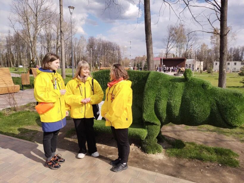 День выдался ветреным. Парки Подмосковья. Новый парк. День парков. Праздничный день в парке.