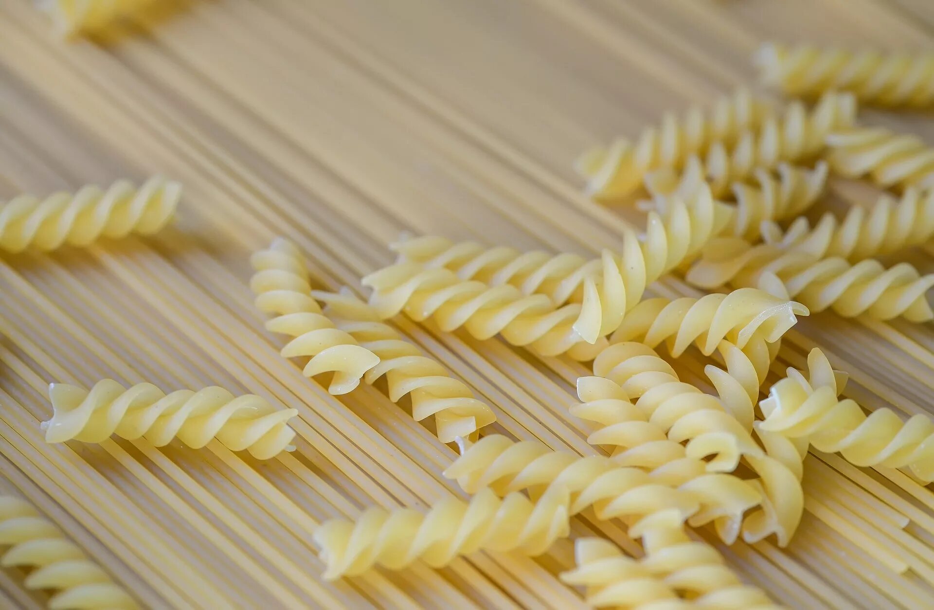 Феллини макароны спагеттони. Макаронный. Широкие макароны. Макароны разные формы.