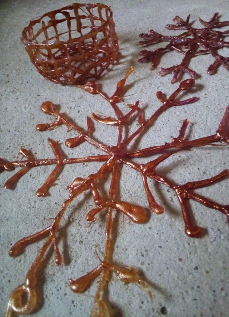 Поделка из клегова пистолета. Поделки из клея. Снежинки клеевым пистолетом. Поделка из клегова пистолета. Мастер класс снежинка из ладошек.