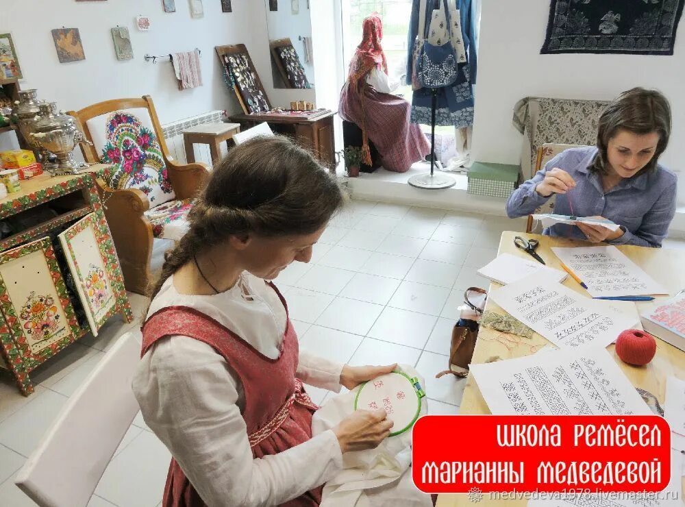 Курс вышивки кристины крыловой. Курсы вышивания. Франсуа лесаж королевская вышивка. Курсы по вышивке. Модная вышивка.