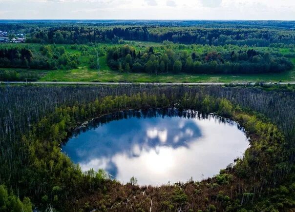 Бездонное озеро Солнечногорск. Бездонное круглое озеро в Солнечногорске. Озеро круглое Солнечногорский район. Озеро бездонное Солнечногорский район глубина.