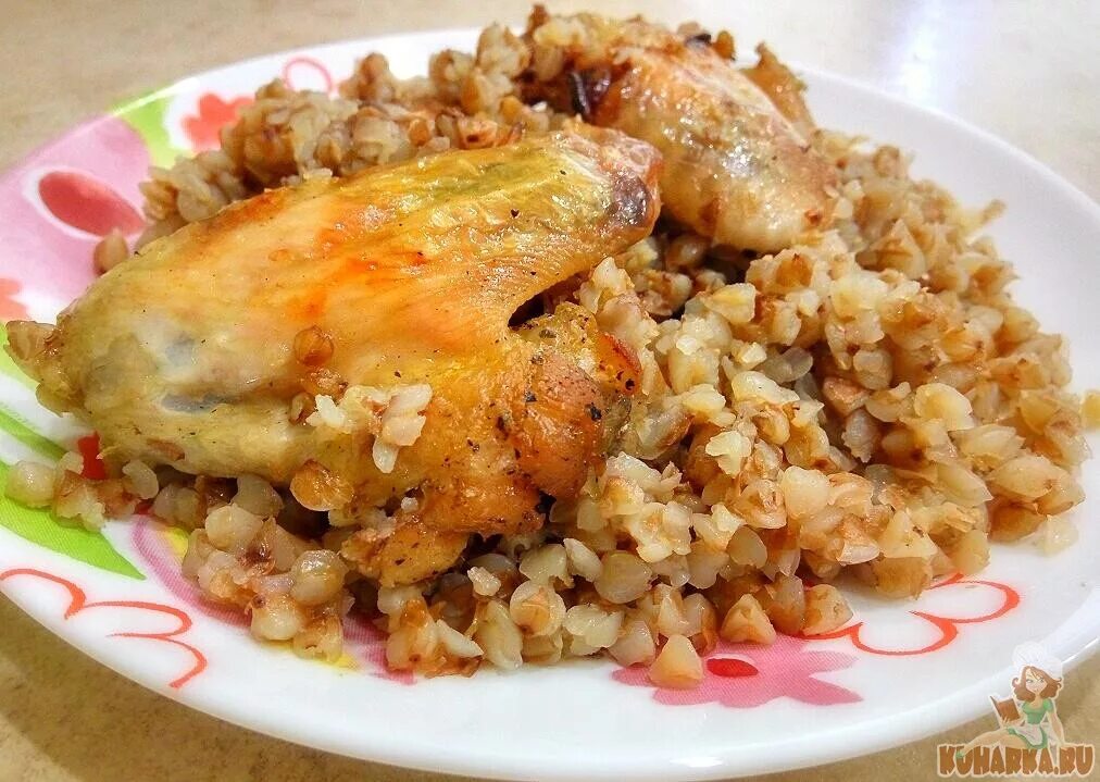 Куриные грудки с гречкой в мультиварке. Гречка с курицей в духовке. гречка с крылышками в духовке. гречка с овощами и курицей в духовке. курица запеченная с гречкой.