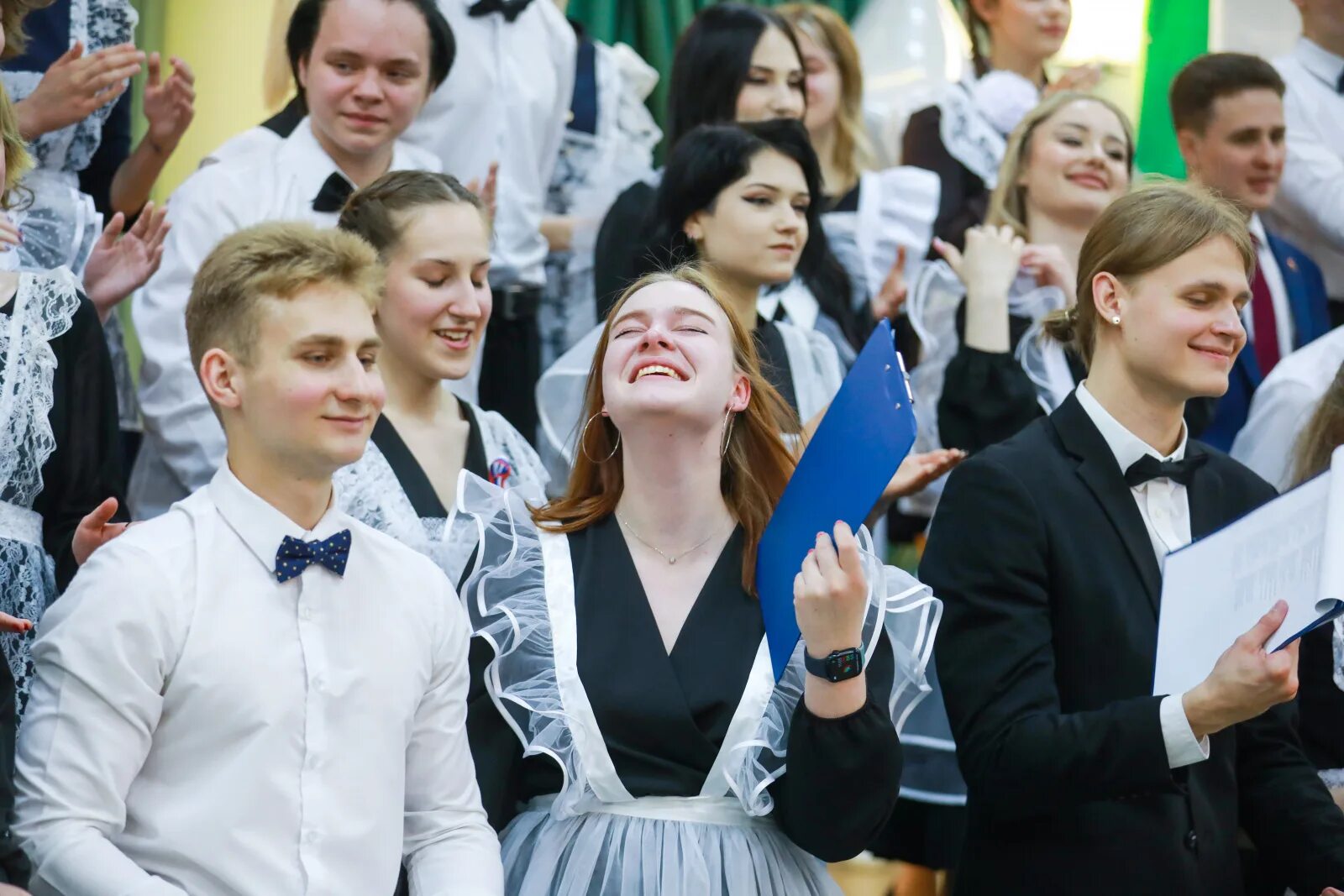 Новости 11 2023. Современные школьники. Выпускники школы. Выпускница школы. С выпускным из школы.